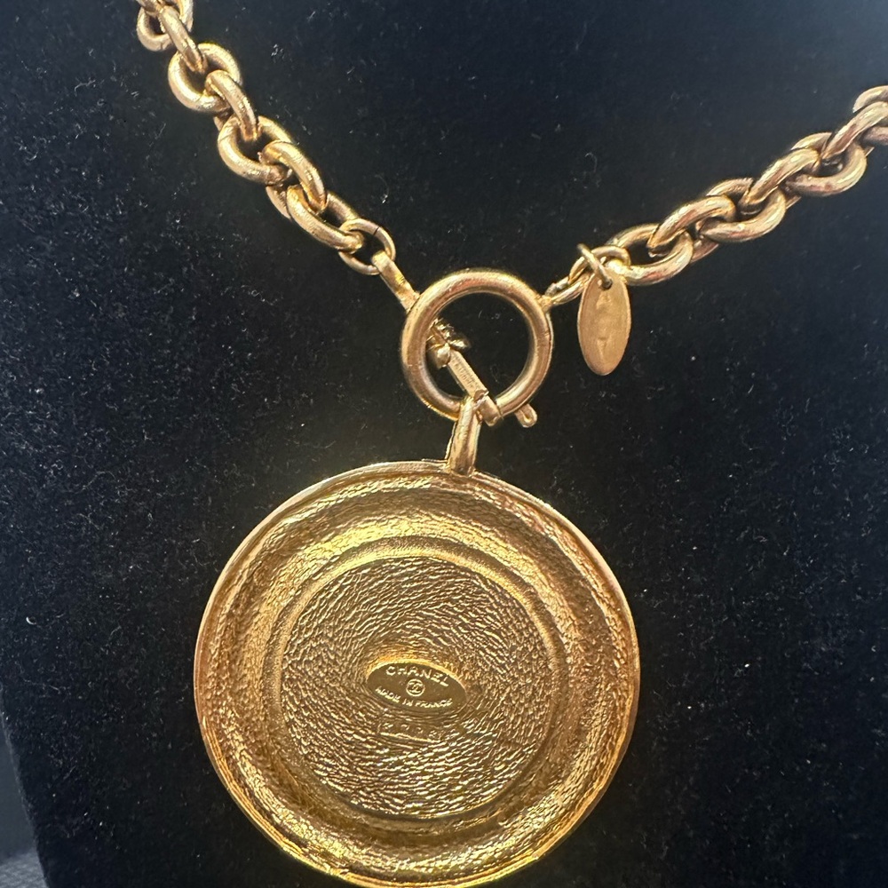 CHANEL Gold Medallion Necklace - Picture 4 of 8